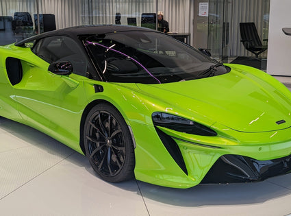 Mclaren artura: tecnologia, leveza e emoção eletrificada