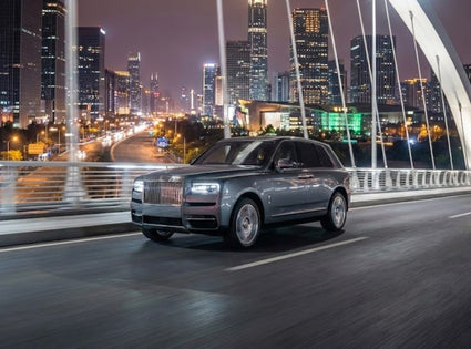 Dirigir ou ser conduzido, como o cullinan redefine sua relação com o carro