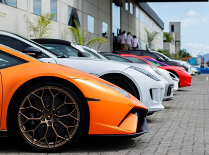 Viagem de luxo e supercarro: como os mais ricos do mundo combinam os dois