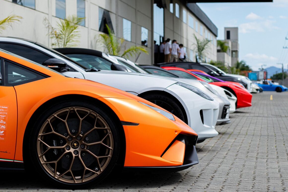 Viagem de luxo e supercarro: Como os mais ricos do mundo combinam os dois