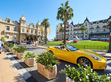 O estilo da riviera francesa: as cores, os modelos e os detalhes que definem o luxo sobre rodas