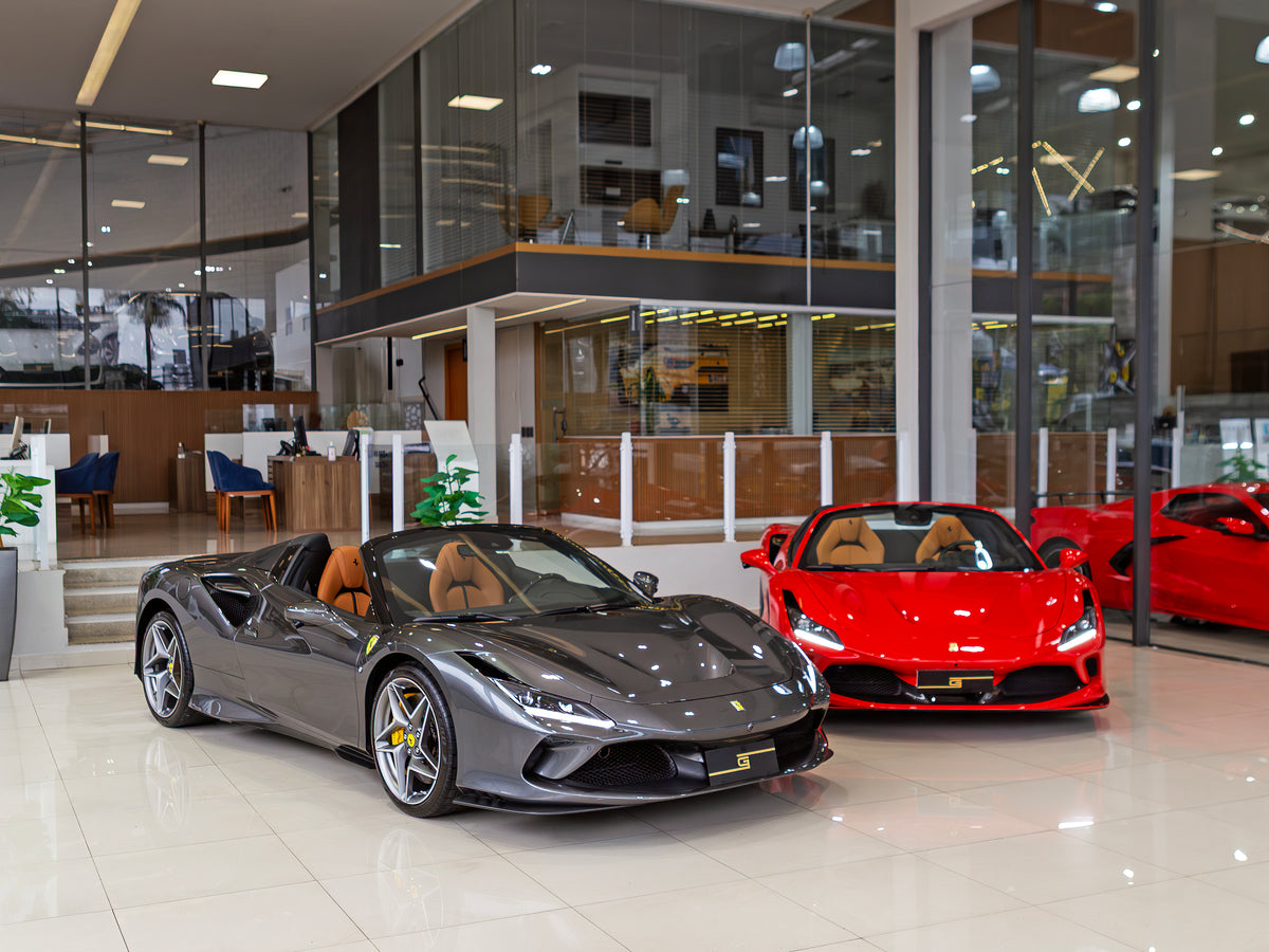 Carros Ferrari no showroom Gatti
